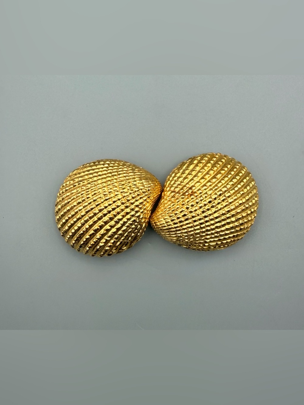 Douglas Paquette Belt Buckle
Nantucket Gold Tone Shells 2 Piece
Interlocking Vtg